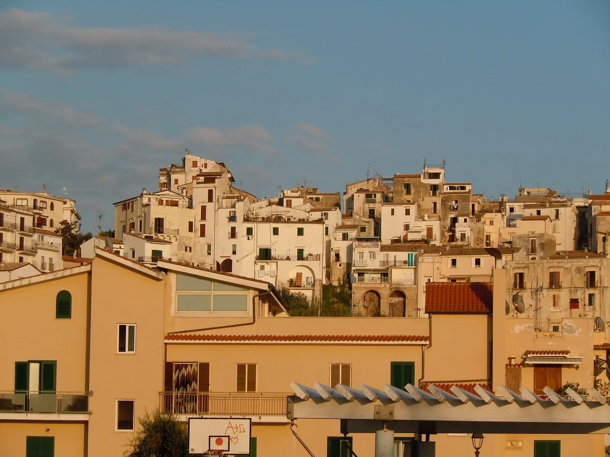 I vicoli del centro storico di Sperlonga: itinerario fotografico tra case bianche