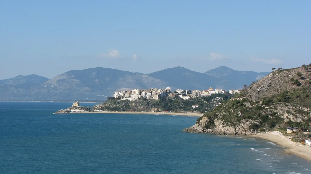 Spiaggia di Levante a Sperlonga: relax e servizi per tutta la famiglia