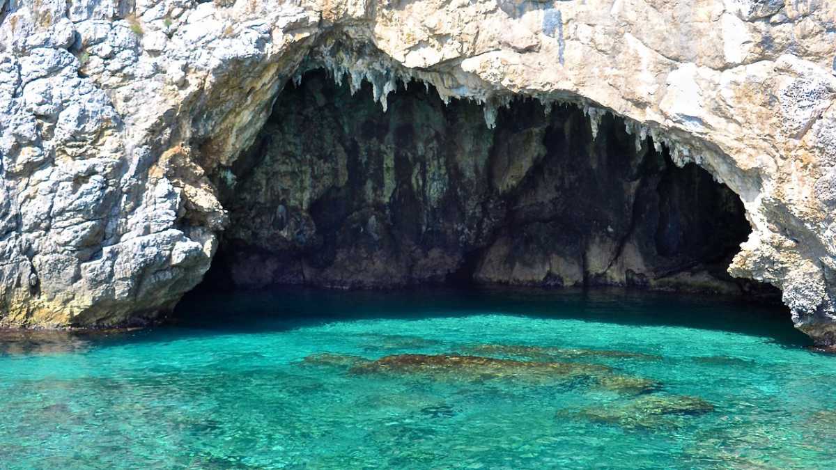 Grotta delle Bambole a Sperlonga: leggende e visita guidata