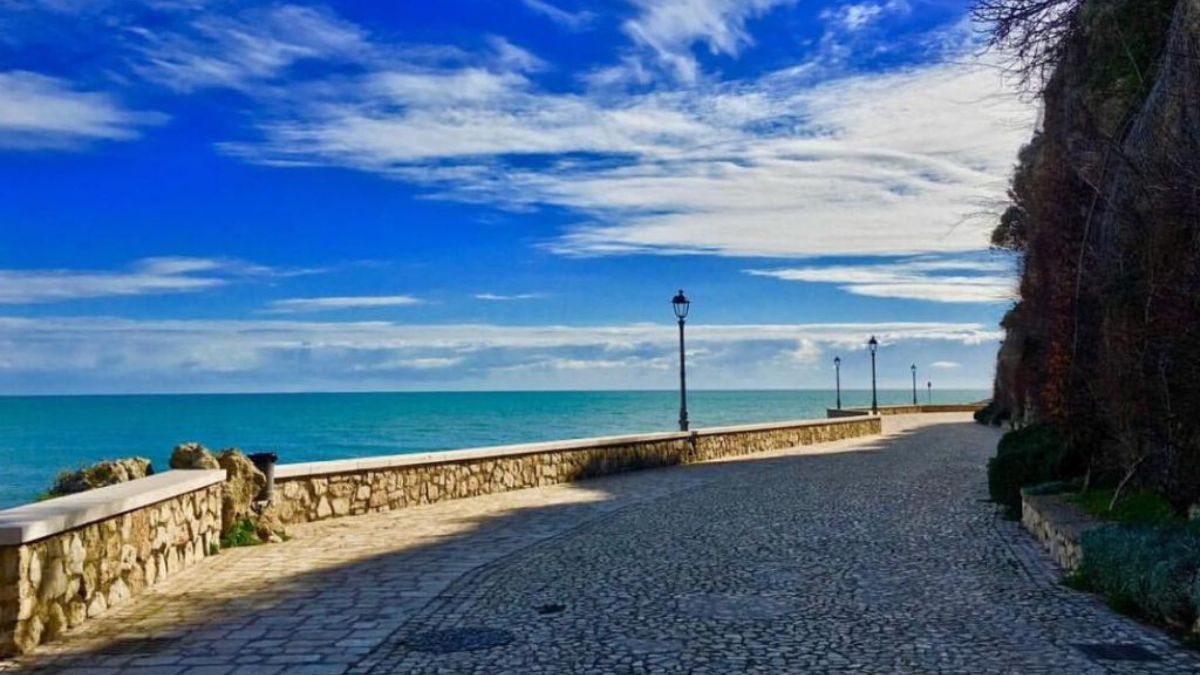 Passeggiata tra porto e lungomare di Sperlonga: cosa vedere e dove fermarsi