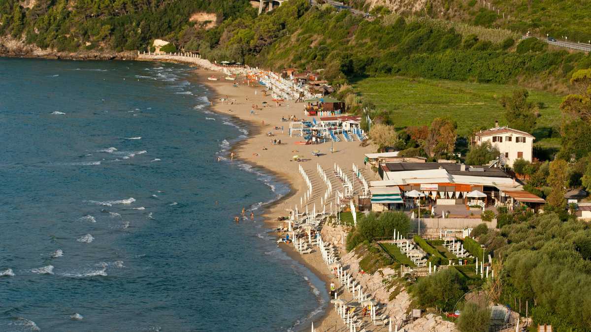 Sorgente o Levante? Confronto tra le spiagge di Sperlonga per il 2026