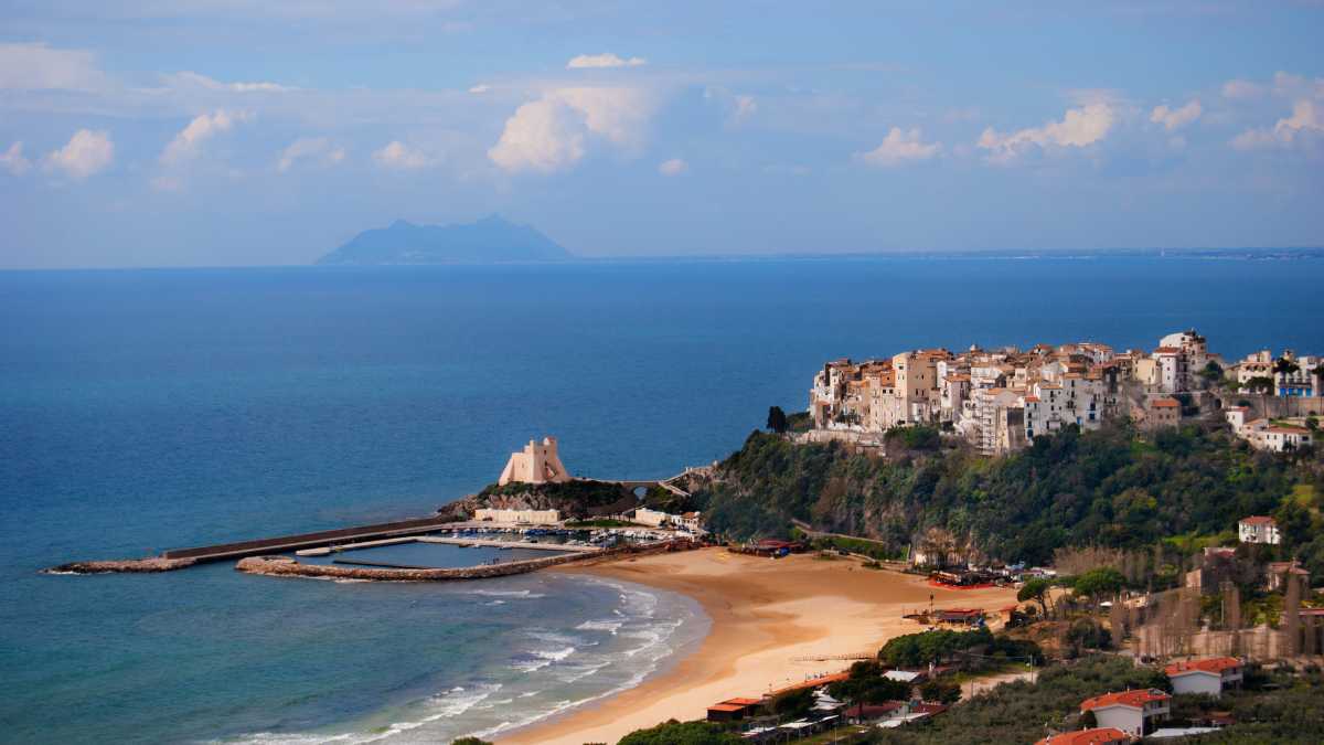 Sperlonga o Gaeta? Confronto tra destinazioni per famiglie al mare