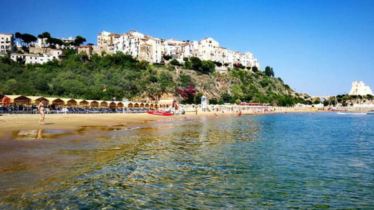 Spiaggia della Sorgente a Sperlonga: sabbia dorata e mare cristallino