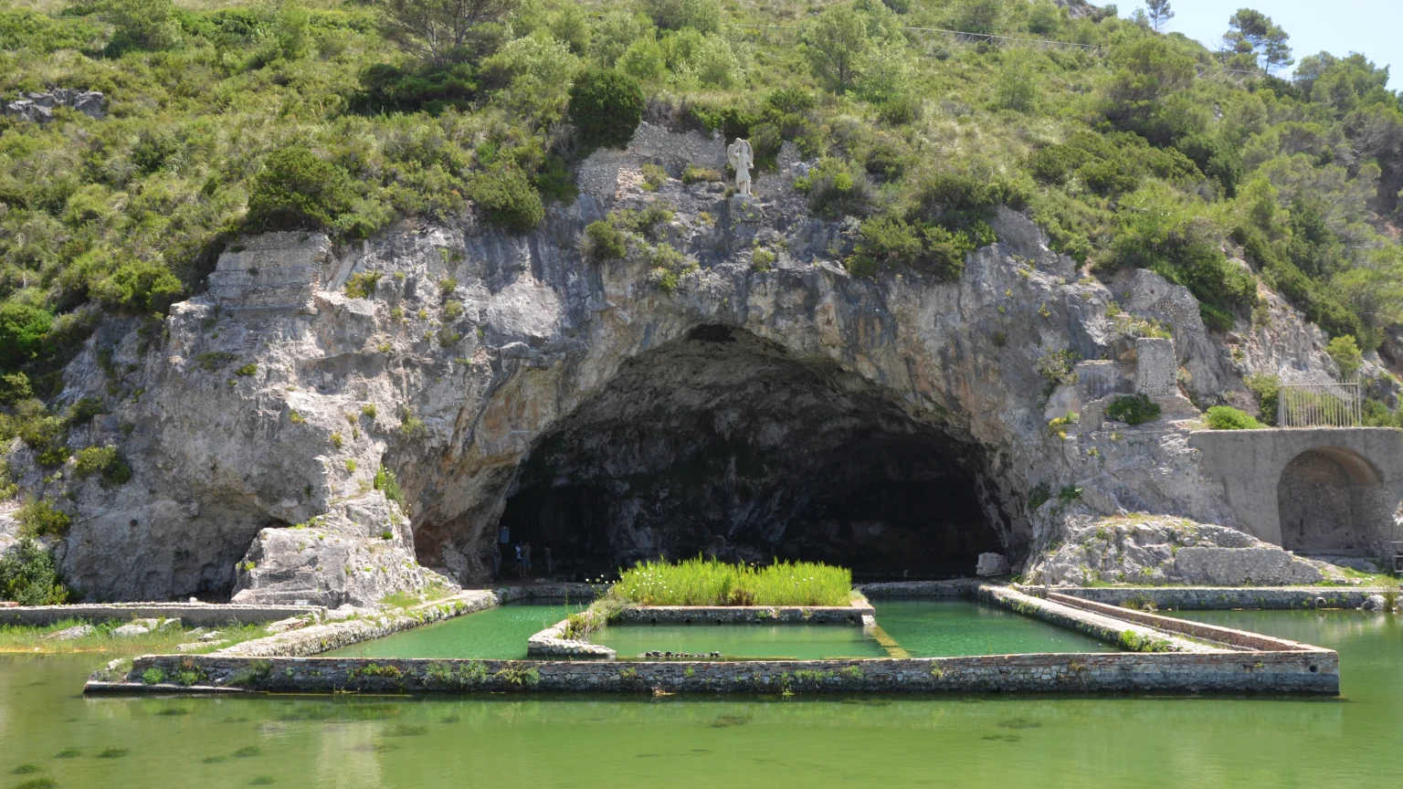 Sperlonga, Tiberio cenava al centro di una peschiera: il triclinio imperiale davanti alla grotta della villa