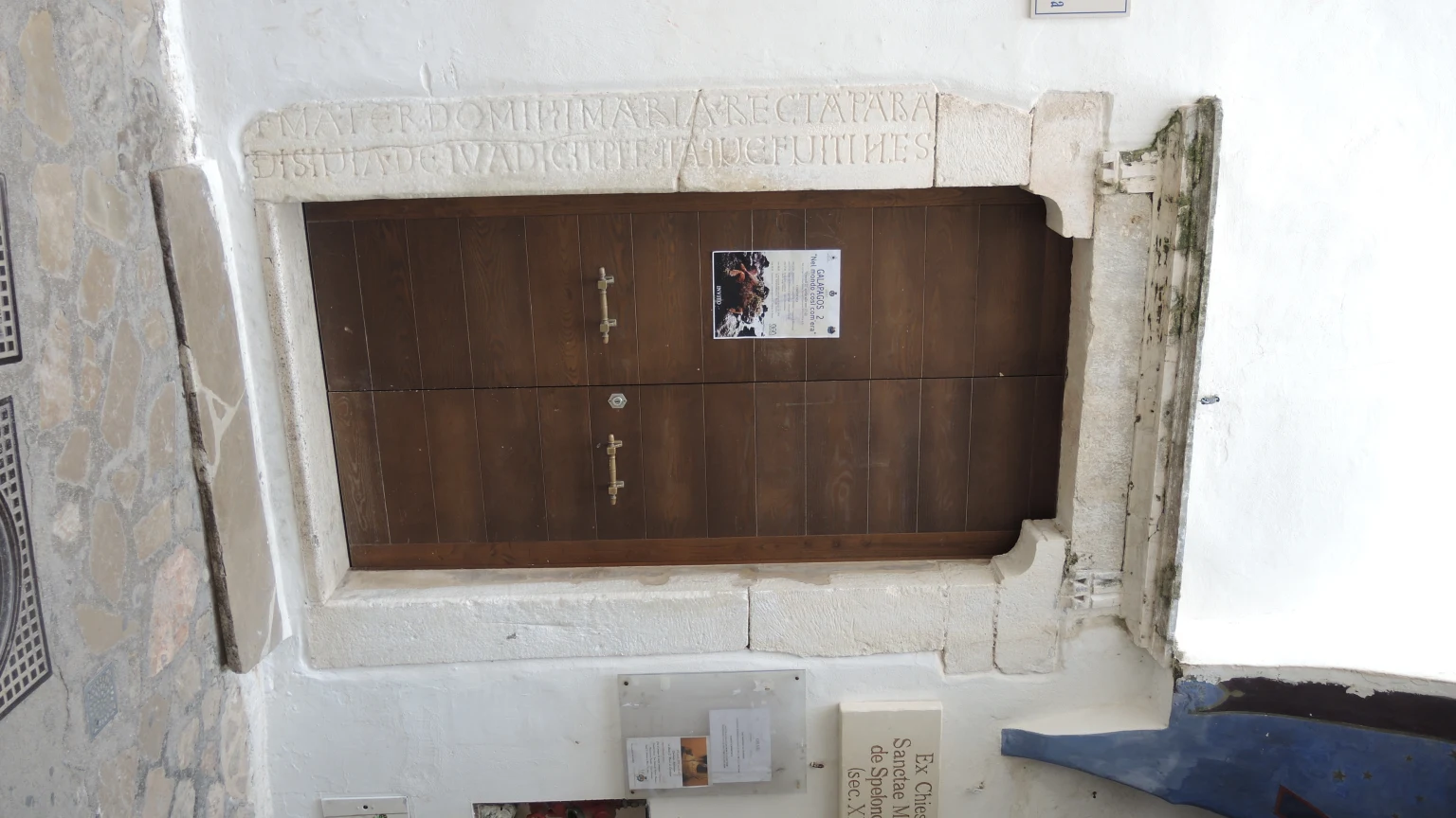 Sperlonga, negli affreschi di Santa Maria compaiono la Madonna Odigitria, San Cosma e San Saba