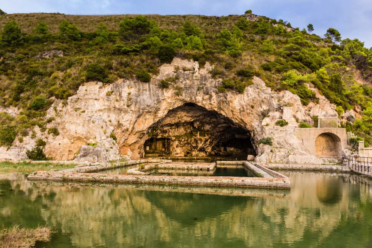 Turisti in escursione sul Sentiero del Promontorio, tra macchia mediterranea e vista sulla costa di Sperlonga