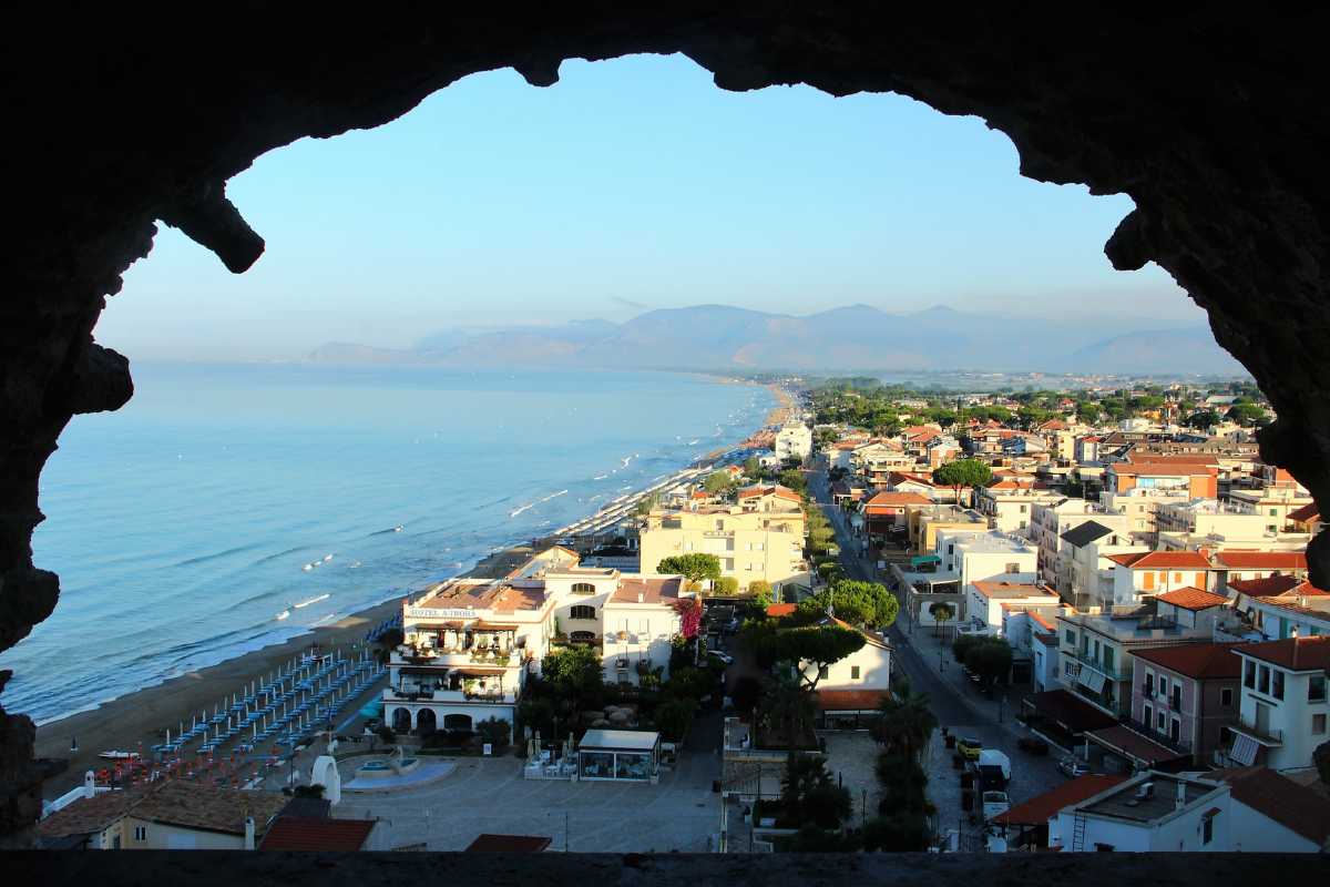 Scorcio panoramico del centro storico di Sperlonga con vista sui vicoli bianchi e il mare sullo sfondo, al tramonto